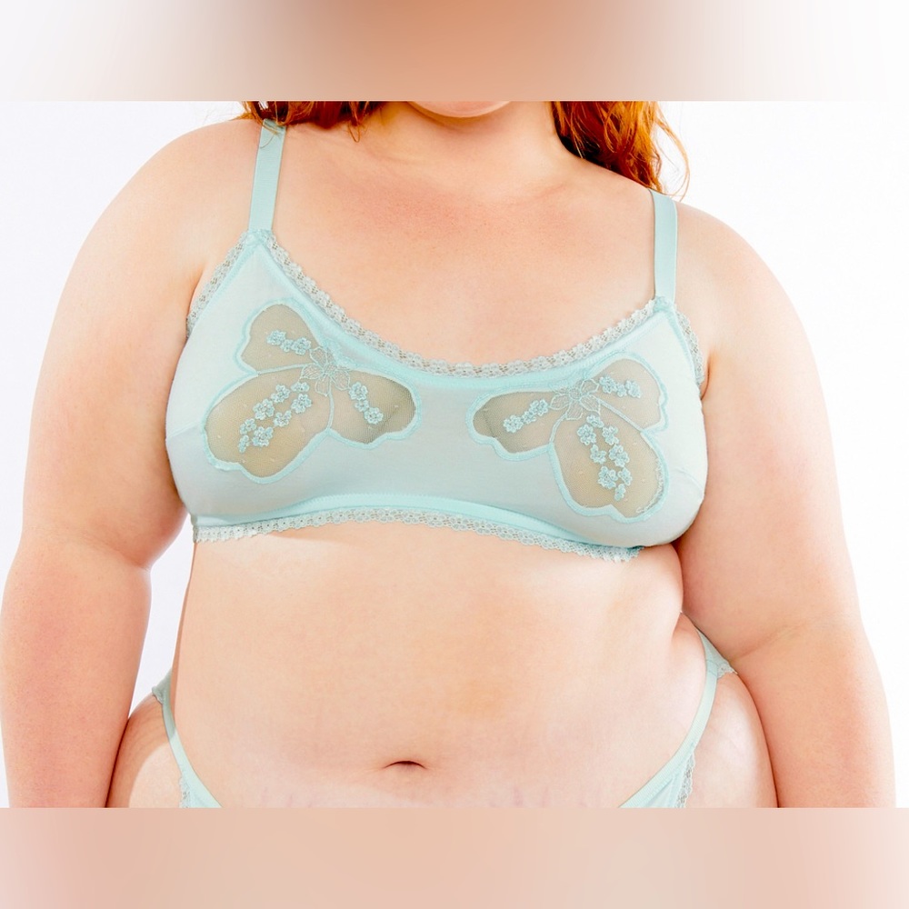 NWT A Peek Behind the Lace Bralette Savage X Fenty in mint color size 3X